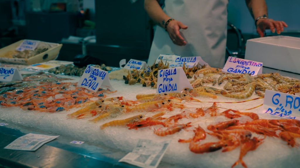 pescado y lonja en la playa de gandia